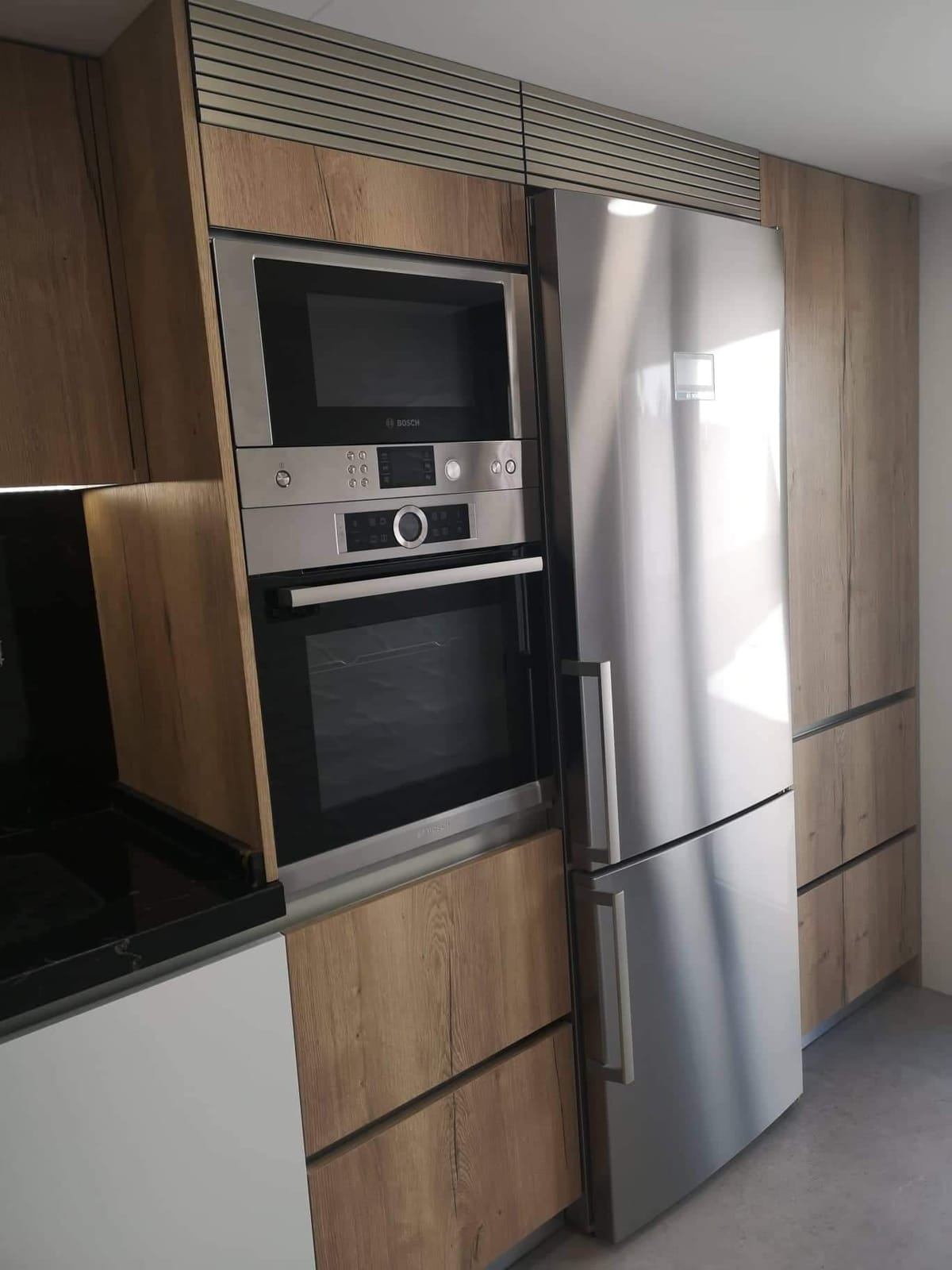Columna de cocina con horno, microondas y frigorífico integrados