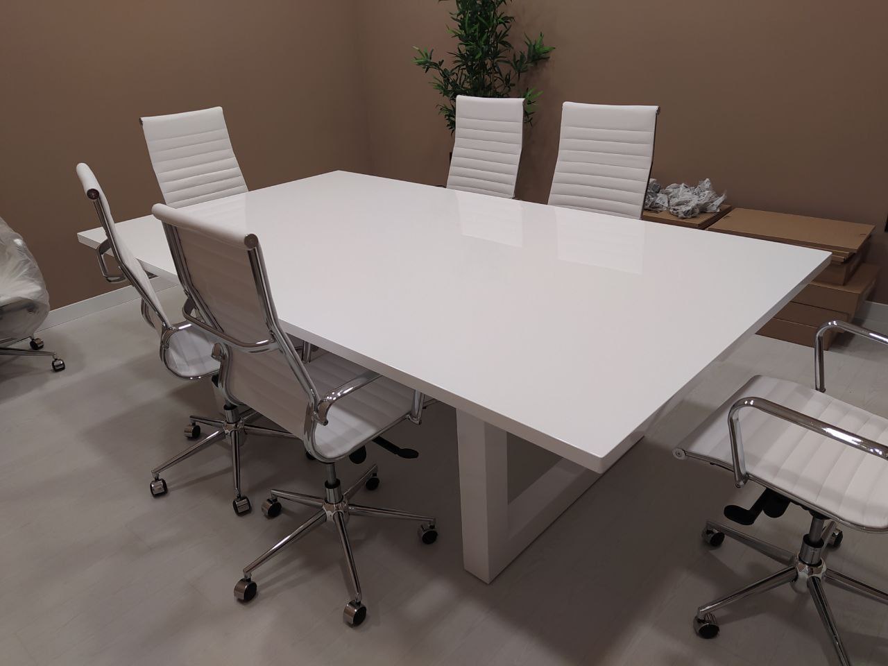 Mobiliario de madera para oficinas y locales