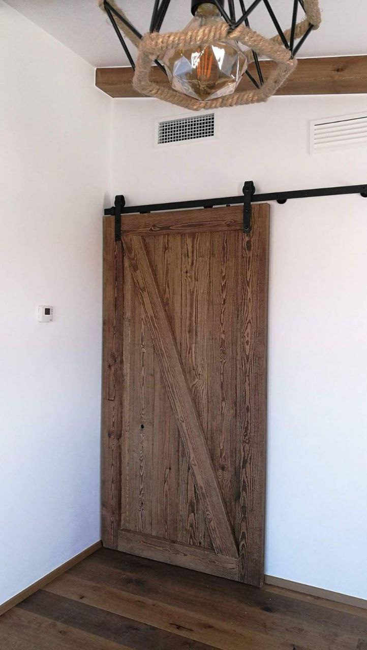Puerta y escalera de madera