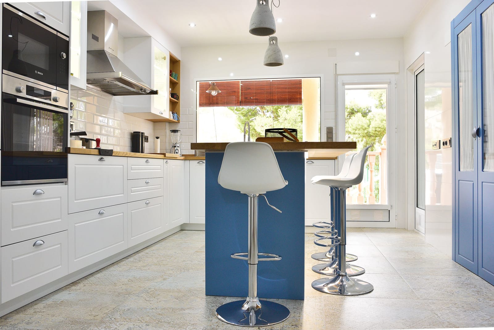Cocina a medida con muebles de madera