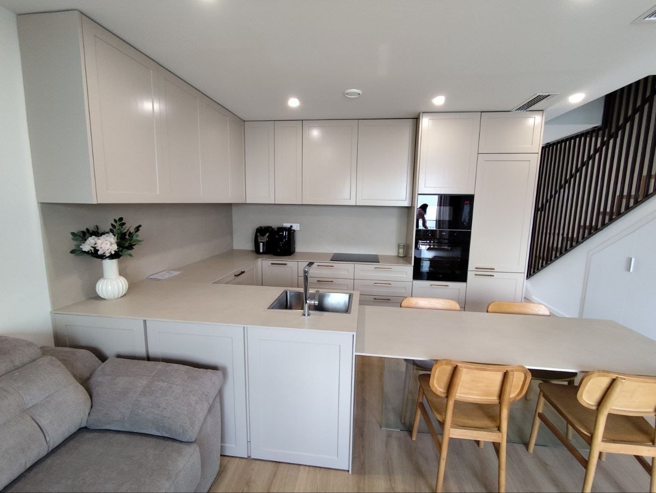 Cocina abierta al salón con península y mesa de comedor