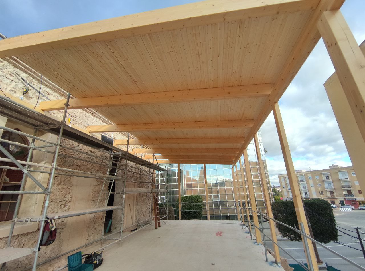Estructura de pérgola de madera en montaje