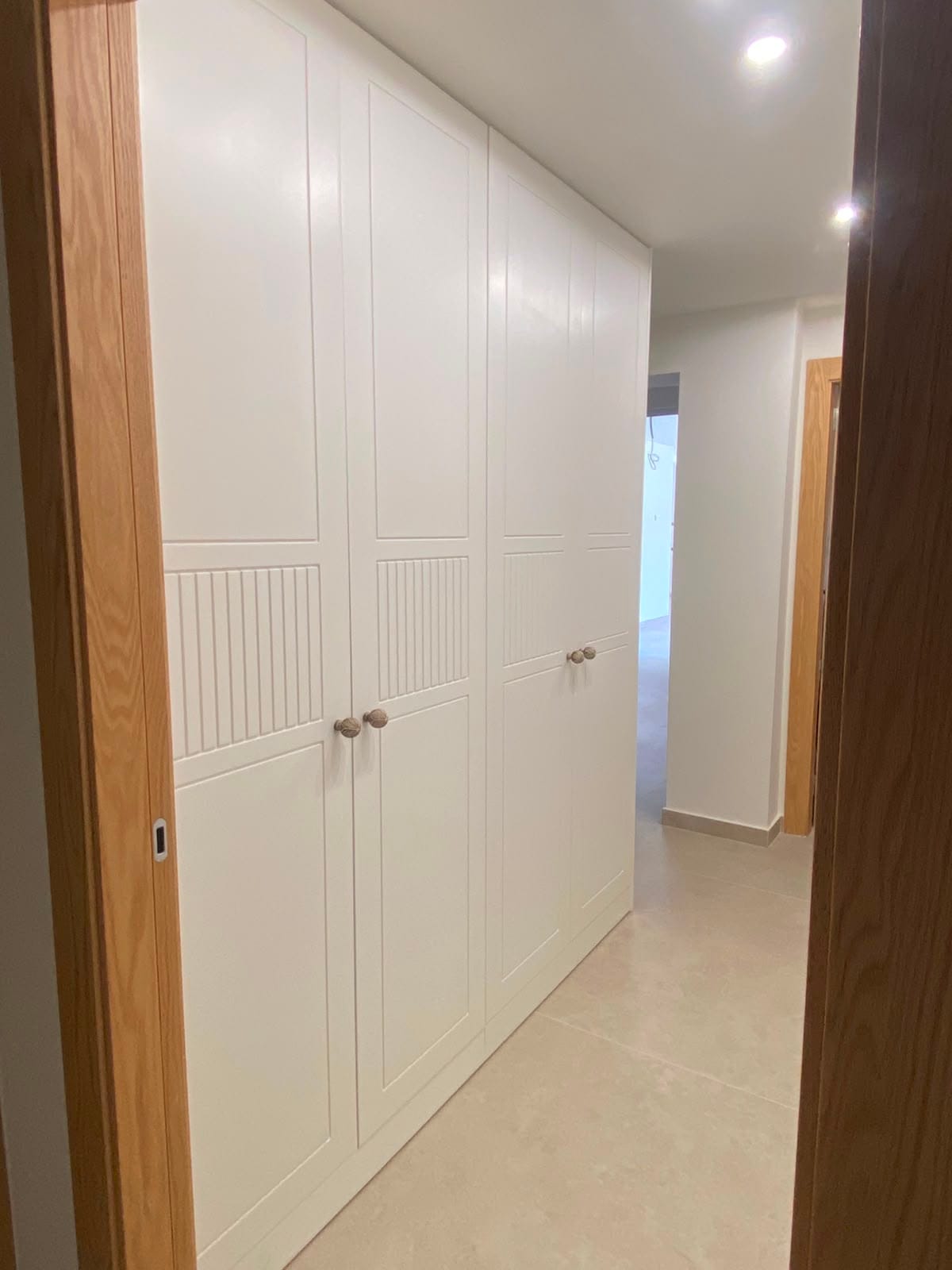 Armario empotrado blanco de estilo provenzal